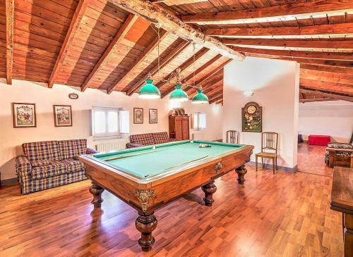 Annone Di Brianza Villa Sleeps 21 With Pool And Air Con