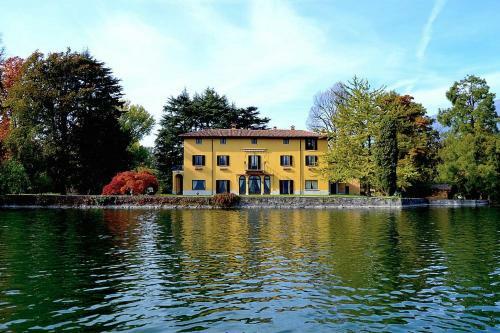Annone Di Brianza Villa Sleeps 21 With Pool And Air Con