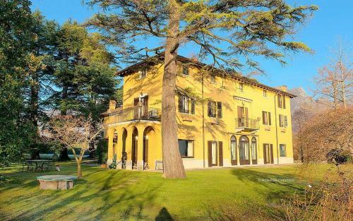 Annone Di Brianza Villa Sleeps 21 With Pool And Air Con