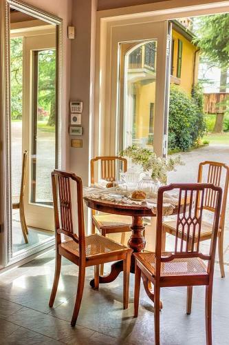 Annone Di Brianza Villa Sleeps 21 With Pool And Air Con
