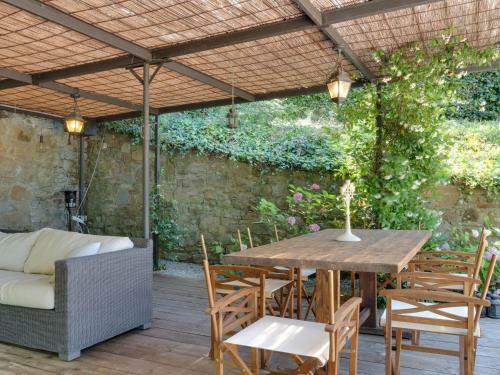 Secluded Apartment In Anghiari With Swimming Pool