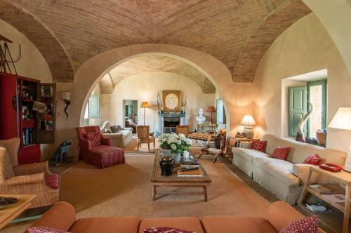 Argiano Villa Sleeps 16 Wifi