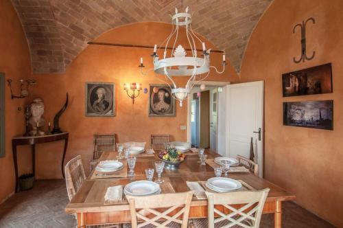 Argiano Villa Sleeps 16 Wifi