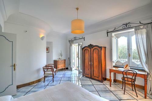 Arienzo Villa Sleeps 12 With Pool And Air Con