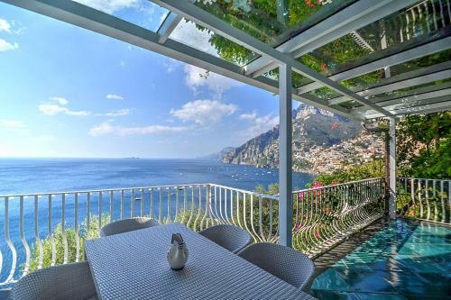 Arienzo Villa Sleeps 12 With Pool And Air Con