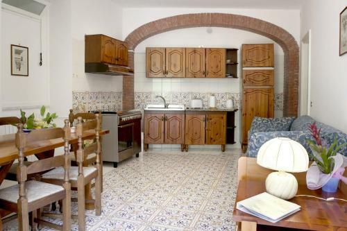 Castiglione Apartment Sleeps 5 With Pool And Wifi