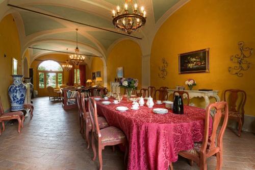 Badia Cantignano Villa Sleeps 12 With Pool And Air Con