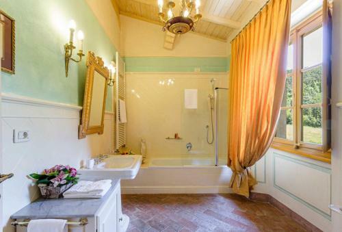 Badia Cantignano Chateau Sleeps 24 With Pool And Air Con