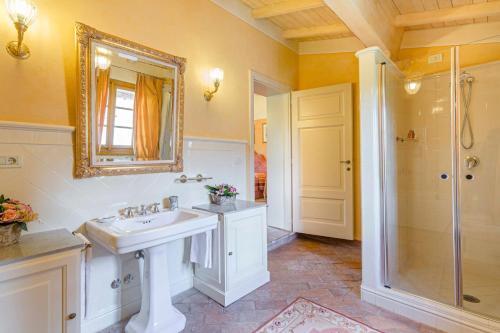 Badia Cantignano Chateau Sleeps 24 With Pool And Air Con