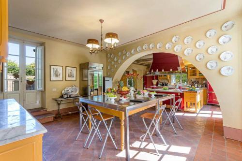 Badia Cantignano Chateau Sleeps 24 With Pool And Air Con
