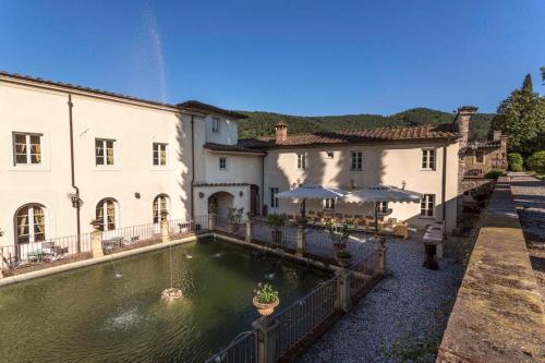 Badia Cantignano Chateau Sleeps 24 With Pool And Air Con