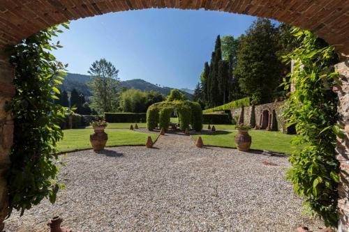 Badia Cantignano Chateau Sleeps 24 With Pool And Air Con