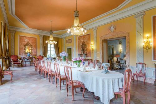 Badia Cantignano Villa Sleeps 22 With Pool And Air Con