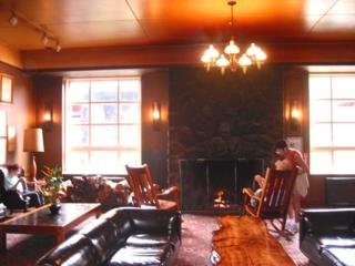 Hotel Volcano House (.)