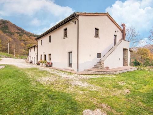 Scenic Holiday Home In Borgo Pace With Jacuzzi