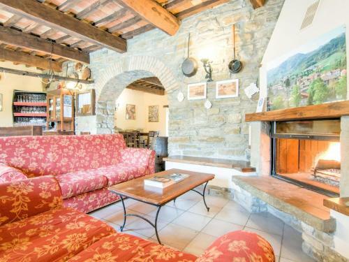 Scenic Holiday Home In Borgo Pace With Jacuzzi