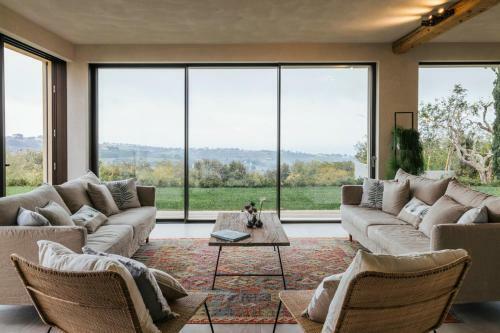 Civitanova Alta Villa Sleeps 20 With Pool And Air Con