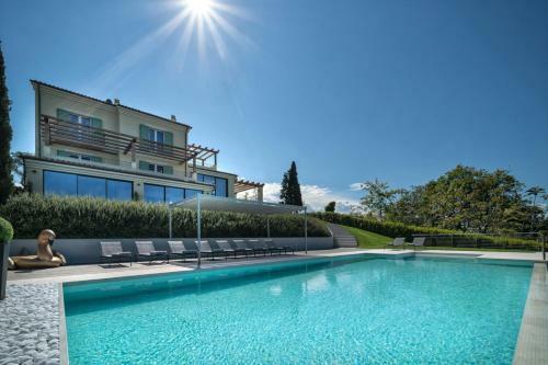 Civitanova Alta Villa Sleeps 20 With Pool And Air Con