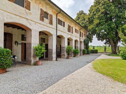 Delightful Holiday Home In Cornovecchio With Swimming Pool