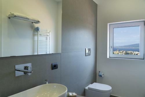 Seiano Villa Sleeps 10 With Pool Air Con And Wifi