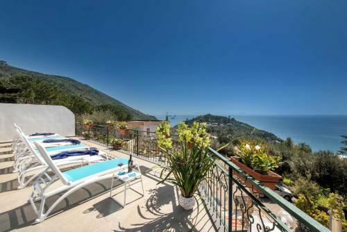 Villa In Nerano Sleeps 8 With Pool Air Con And Wifi