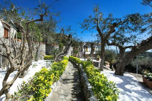 Villa In Nerano Sleeps 8 With Pool Air Con And Wifi