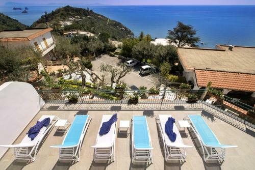 Villa In Nerano Sleeps 8 With Pool Air Con And Wifi