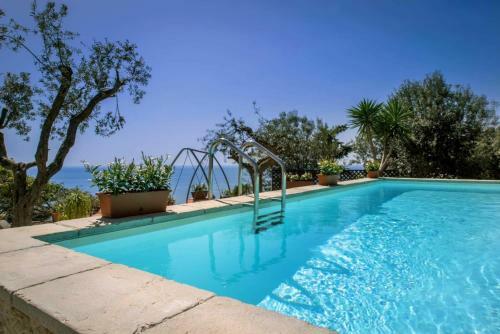 Villa In Nerano Sleeps 8 With Pool Air Con And Wifi