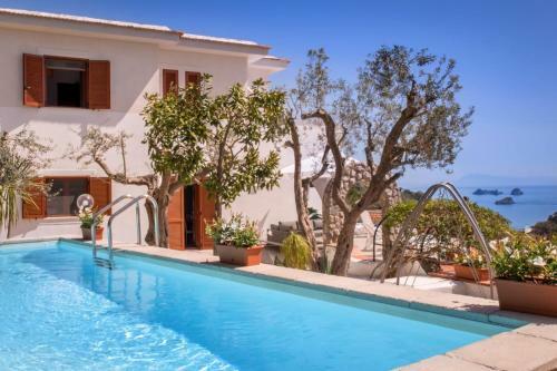 Villa In Nerano Sleeps 8 With Pool Air Con And Wifi