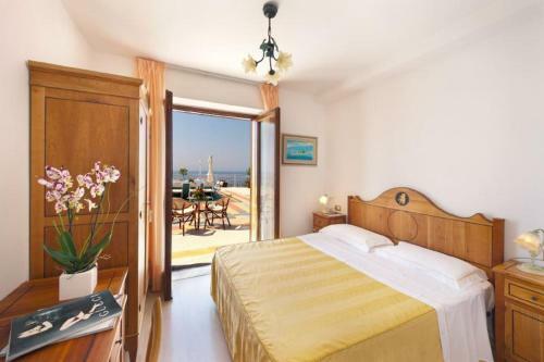 Marina Del Cantone Villa Sleeps 22 Pool Air Con
