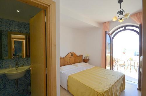 Marina Del Cantone Villa Sleeps 22 Pool Air Con