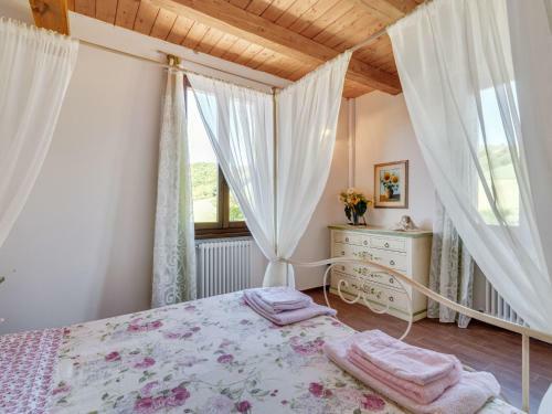 Stylish Villa In Piandimeleto With Swimming Pool