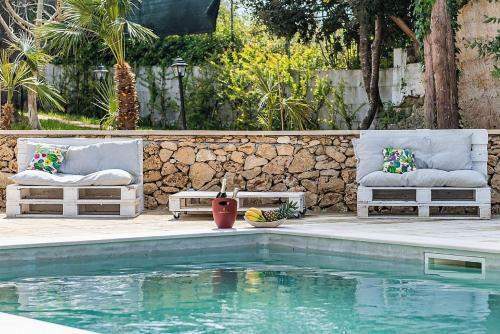 Poggiardo Holiday Home Sleeps 7 With Pool And Air Con