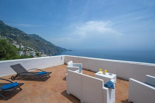 Praiano Villa Sleeps 9 Air Con Wifi