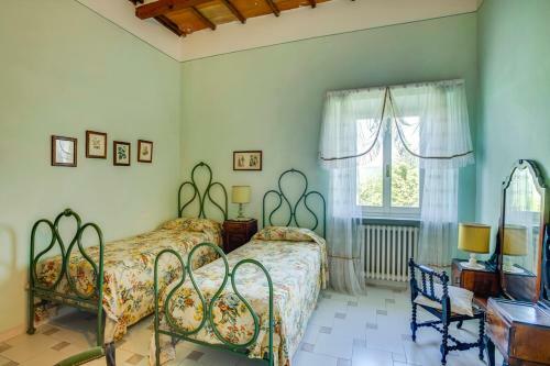 Radicofani Villa Sleeps 28 With Pool