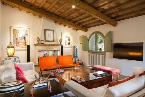 Radicofani Villa Sleeps 11 With Pool And Air Con