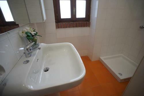 Sanarica Villa Sleeps 12 With Pool And Air Con