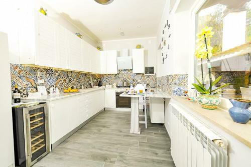 Santa Flavia Villa Sleeps 8 With Pool And Air Con
