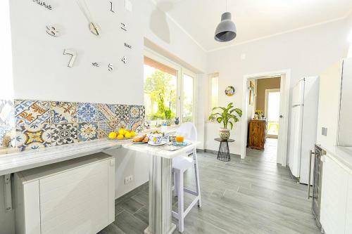 Santa Flavia Villa Sleeps 8 With Pool And Air Con