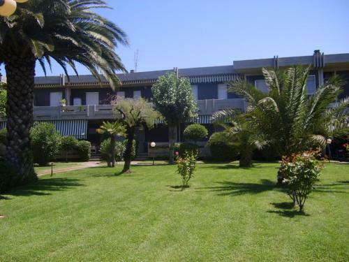 Three-room Apartment In Residence Bordering The Beach