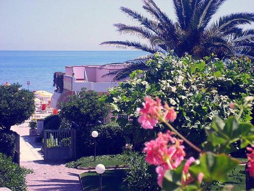 Three-room Apartment In Residence Bordering The Beach