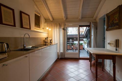 Apartamento S. Trinit� 18, Suites & Rooms