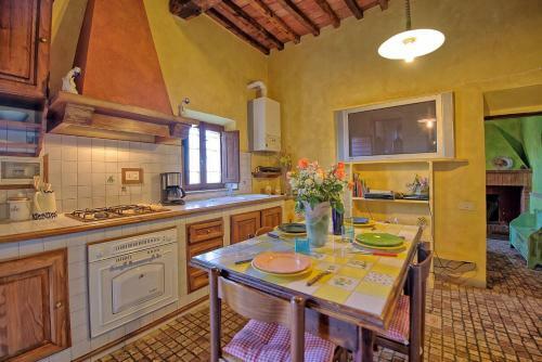 Valigondoli Apartment Sleeps 5 Pool Wifi T802300