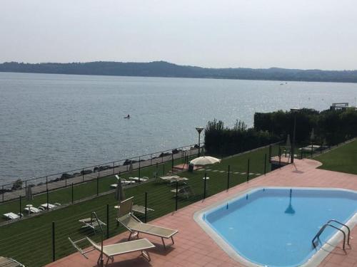 Splendid Apartment In Padenghe Sul Garda Bs With Garden