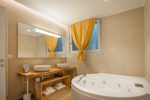 Villa In Capitolo Sleeps 10 With Pool And Air Con