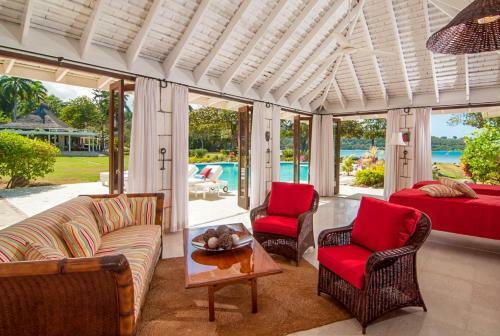 Unity Hall Villa Sleeps 10 With Pool And Air Con