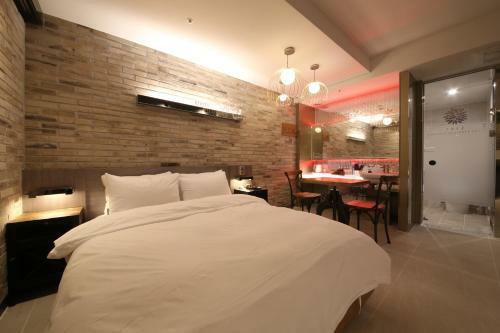 The J Hotel