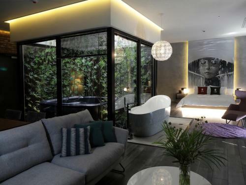 Luo Hotel