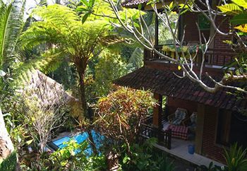 Hostal Gusti's Garden Bungalows