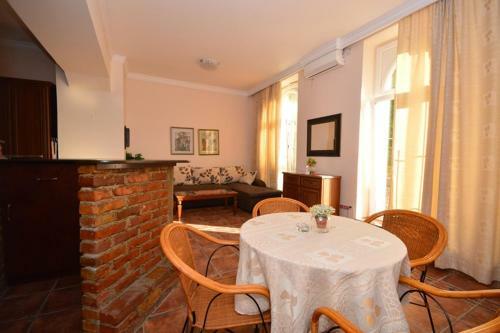 Ema Yellow Apartment